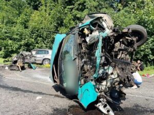 У Полтавській області зіткнулися маршрутка і легковий автомобіль: загинуло двоє людей, постраждало 11