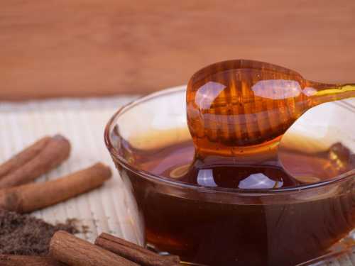 Чому у холоди варто частіше вживати мед з корицею