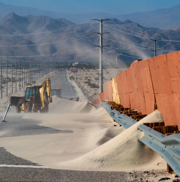 Будівельна техніка сидить у купі піску