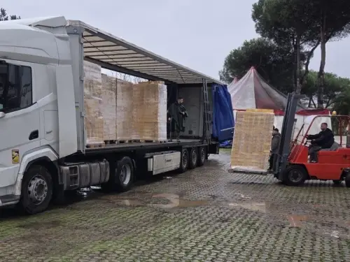 Папа не тільки з молитвою. Понтифік передав українцям продовольчу допомогу.