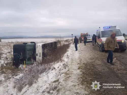 На Івано-Франківщині пасажирський автобус злетів у рів і перекинувся. Є жертва, серед травмованих – дитина. Відеоматеріал.