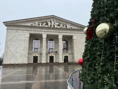 Червона квітка на руїнах. У Маріуполі окупанти презентували “ожилий” драмтеатр, знищений ними&hellip;