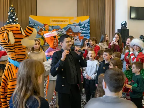 Дітлахи-переселенці з Донеччини в Дніпрі: новорічні вітання від Фонду Ріната Ахметова