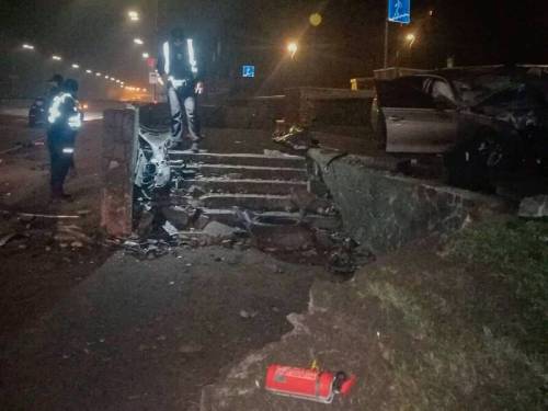 У Києві: BMW вщент розбилась об пішохідний перехід, водій помер.