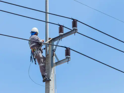 За тиждень енергетики відновили електропостачання для 1,8 млн домівок після атак, інформує ДТЕК.