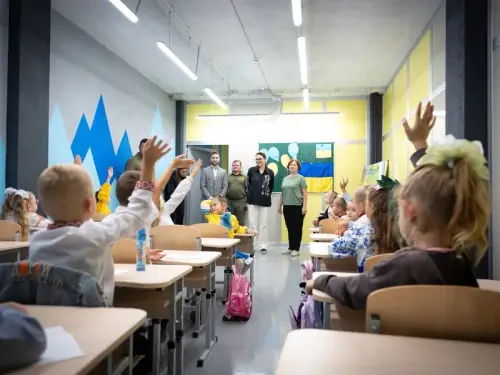 Вдвічі більша оплата праці вчителів до 2026-го. Урядові подробиці.