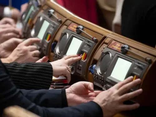 П’ятьом обранцям оголошено про підозру. САП оприлюднила подробиці про справу купівлі голосів.