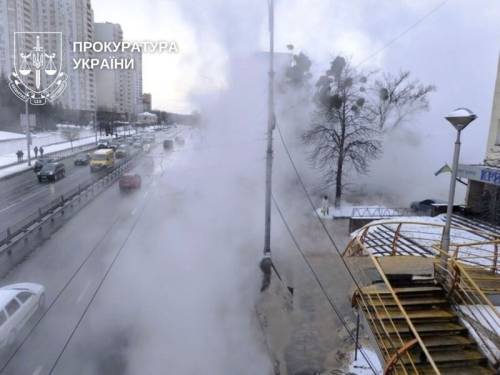 Медики рятують життя. У Києві 16-річна дівчина, впавши в окріп, зазнала опіків…