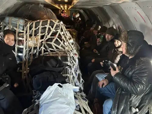 У Росії цивільних авіапасажирів транспортували вантажним бортом поряд…