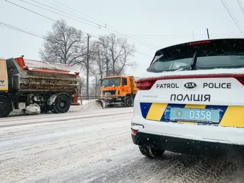Через негоду в Україні ускладнено проїзд на шляхах у п’яти регіонах, затримується…