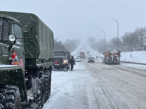Снігові кучугури: де на українських шляхах ускладнено проїзд транспорту?