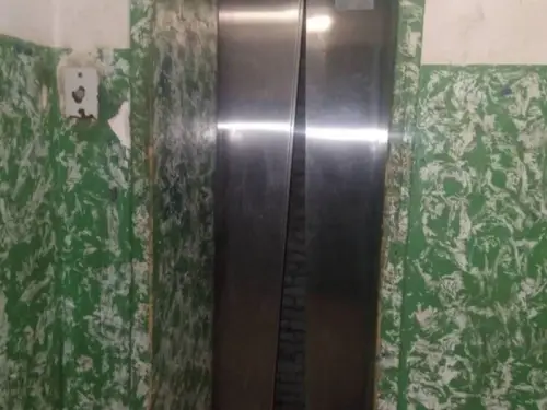 У Львові вночі компанія молодиків хуліганила в ліфті та зламала двері: один…