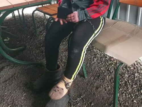 У дитячому будинку дівчинка з синдромом Дауна була на прив’язі: пояснення колишньої працівниці та фото.