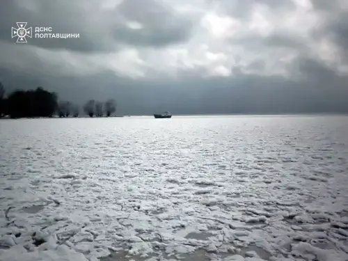Льодовий полон човна з людьми на Дніпрі у новорічну ніч. Фотофакт.