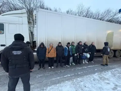 Спробували сховатись у вантажівці зі спиртним. Прикордонники зловили водія, ймовірно причетного до&hellip;