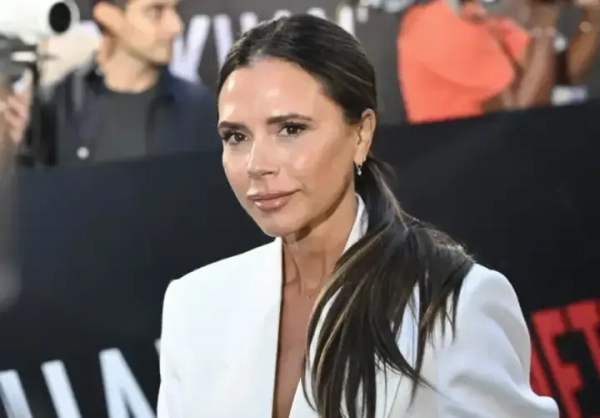 Діти зоряного подружжя Бекхемів підтримали маму на паризькому заході попри родинну суперечку.