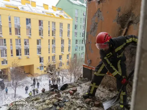 У Києві усунено наслідки російської атаки, п’ятьох рятувальників поранено. Знімки та відео.