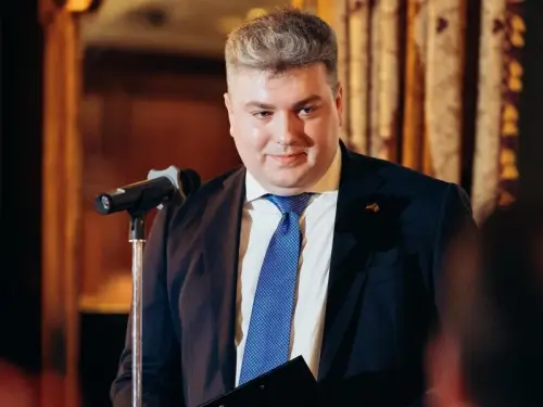 У Києві юриста підозрюють у здирництві 100 тис. доларів. Медіа повідомляють про причетність асистента Коломойського.