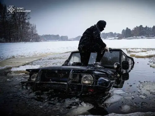 Крижаний холод і відсутність огляду. Біля Києва витягли потонулий джип з людьми,&hellip;