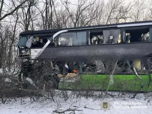 Виїзд на зустрічну смугу. Фатальна аварія: вантажівка та автобус на Кіровоградщині.