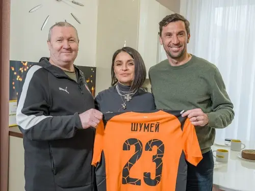 Відбудована оселя до іменин. Ахметов презентував дім українському воїну Віталію Шумею.