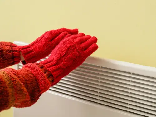 Тисяча київських будівель ще не мають опалення після енергетичної аварії.