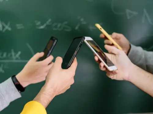 Очільник освіти висловив думку щодо заборони телефонів у школі.