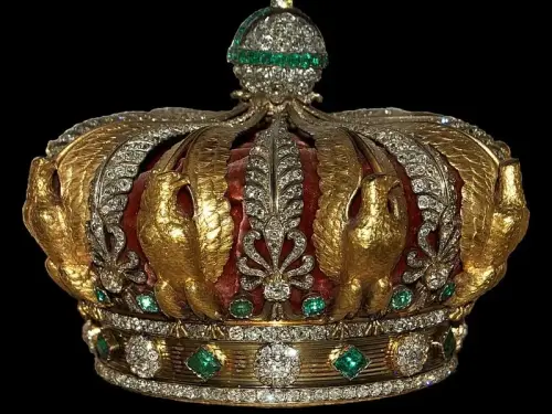 Лувр виставив на огляд корону, яку злодії вкрали, але втратили. Зображення.