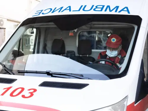 В Хмельницькому: напад на охоронця в ТЦ; до цього чули постріли.