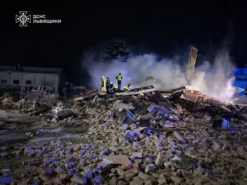 Львівщина: вибух газу на автосервісі. Двоповерхова споруда знищена, є жертва. Знімки.