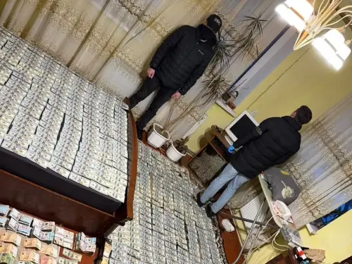 Вінницькі лікарі, мати з сином, попалися: вилучено величезні кошти під час обшуку. Зображення.