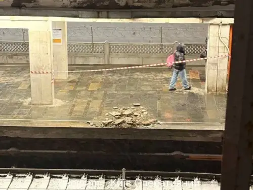 Обвал стелі стався на двох станціях київського метрополітену