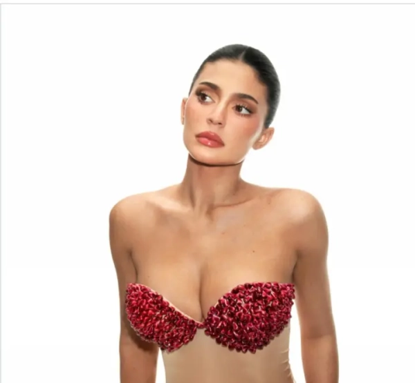 Кайлі Дженнер приголомшила публіку: ліфчик з гранатовим насінням у свіжій фотозйомці