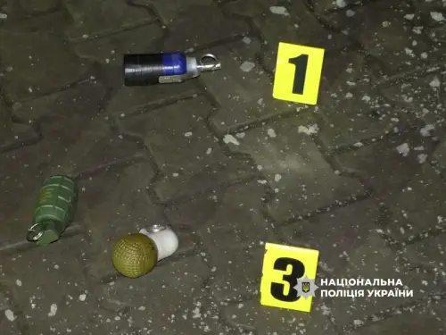 На Буковині взято під варту чоловіка, що жбурнув гранату в правоохоронців. З’ясувалося,&hellip;