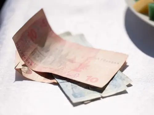 Нацбанк прибирає з використання малі купюри. Українці мають термін для обміну.