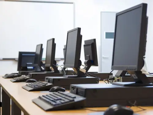 Металодетектори, перешкоди зв’язку та лаконічні відповіді. Як виглядатиме цьогорічне ЗНО?