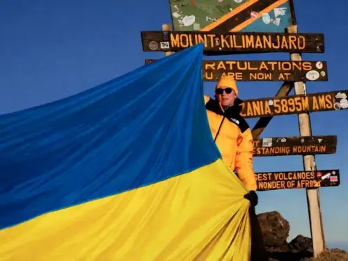 Українець зафіксував досягнення на вершині Кіліманджаро та звернув увагу на головне. Ролик.