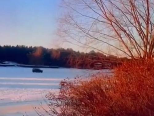 Авто зникло під кригою Київського водосховища. Медіа заявляють про жертву.