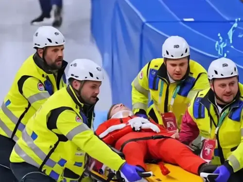 Польська атлетка зазнала травми обличчя ковзаном на Олімпіаді, її евакуювали з арени на носилках. Відеоматеріал.