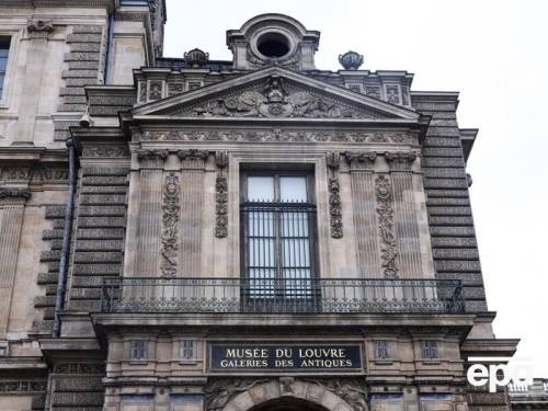 Вкрадену корону, згодом втрачену злочинцями, виставили в Луврі. Зображення.