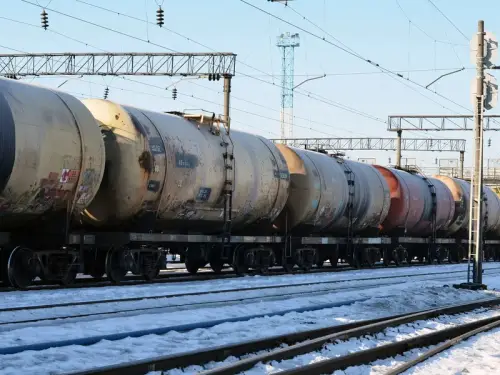 Поляк намагався затримати потяг, що їхав до України.