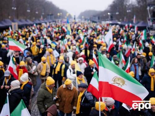 США непомітно доправили в Іран тисячі пристроїв Starlink на допомогу протестувальникам – преса