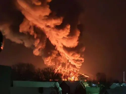 “Вперед, В’єтнаме!” На Псковщині палає цистерна з нафтою. Відеоматеріал.