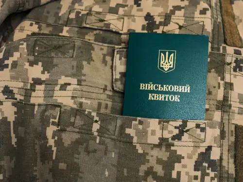 В Одесі військовослужбовці побили чоловіка. У військкоматі стверджують, що відео в соцмережах – підробка.