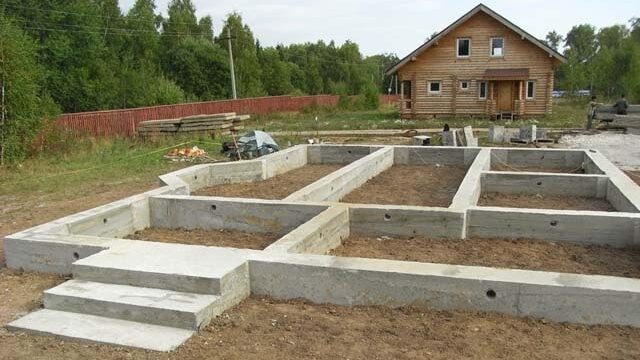 Стрічковий фундамент як основа надійного будівництва