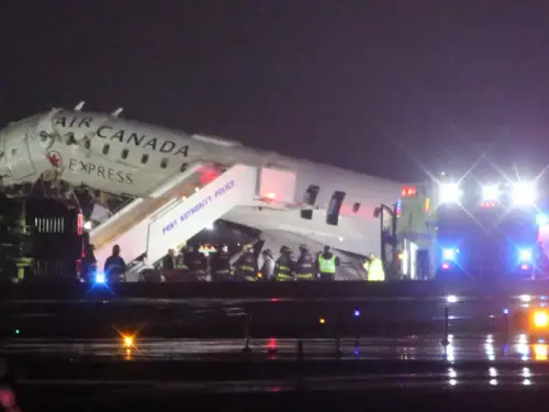 У Нью-Йорку літак врізався в пожежну машину, є травмовані. Відеозапис.