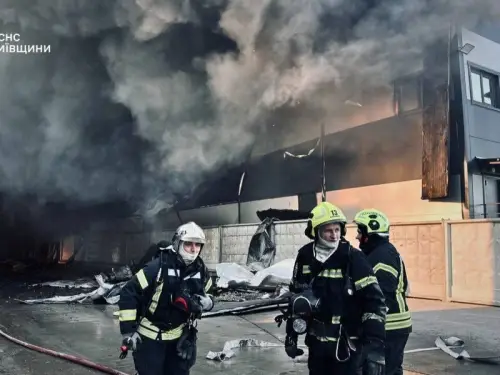 Київщина: масштабна пожежа на складах (5,5 тис. м²). Задимлення фіксують у столиці. Знімки.