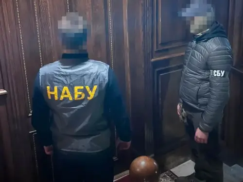 НАБУ стверджує про неправомірне утримання їхнього колеги службовцями СБУ в Сумах. Деталі.