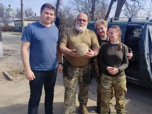 Близько 25 тисяч років тому. На Київщині волонтери знайшли кістку мамонта палеолітичної доби. Знімок.