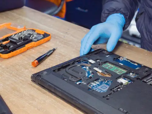 Загородження Ормузької протоки загрожує глобальній мікроелектронній промисловості. Яка держава під загрозою?